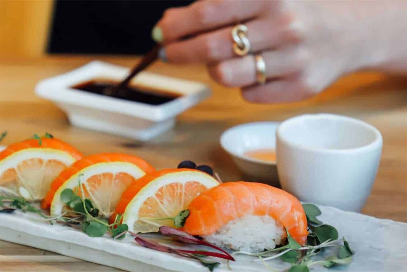 how to properly eat sushi