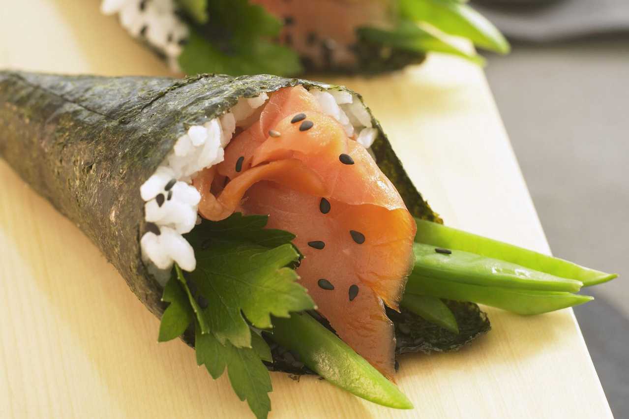 what does raw sushi taste like