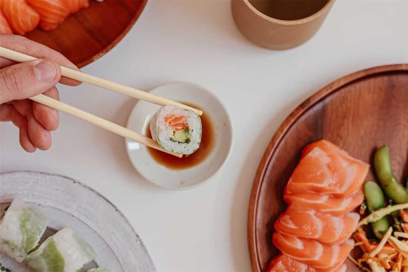 what does salmon sushi taste like