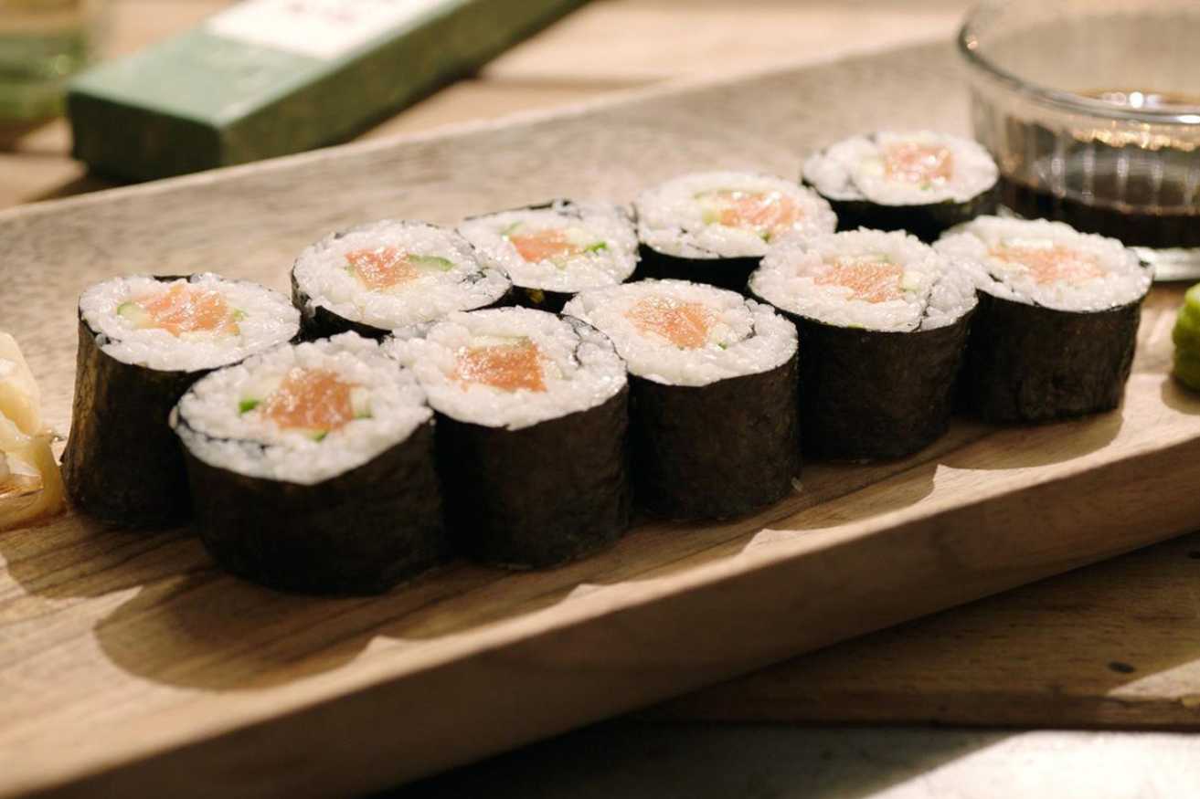 1 roll of sushi
