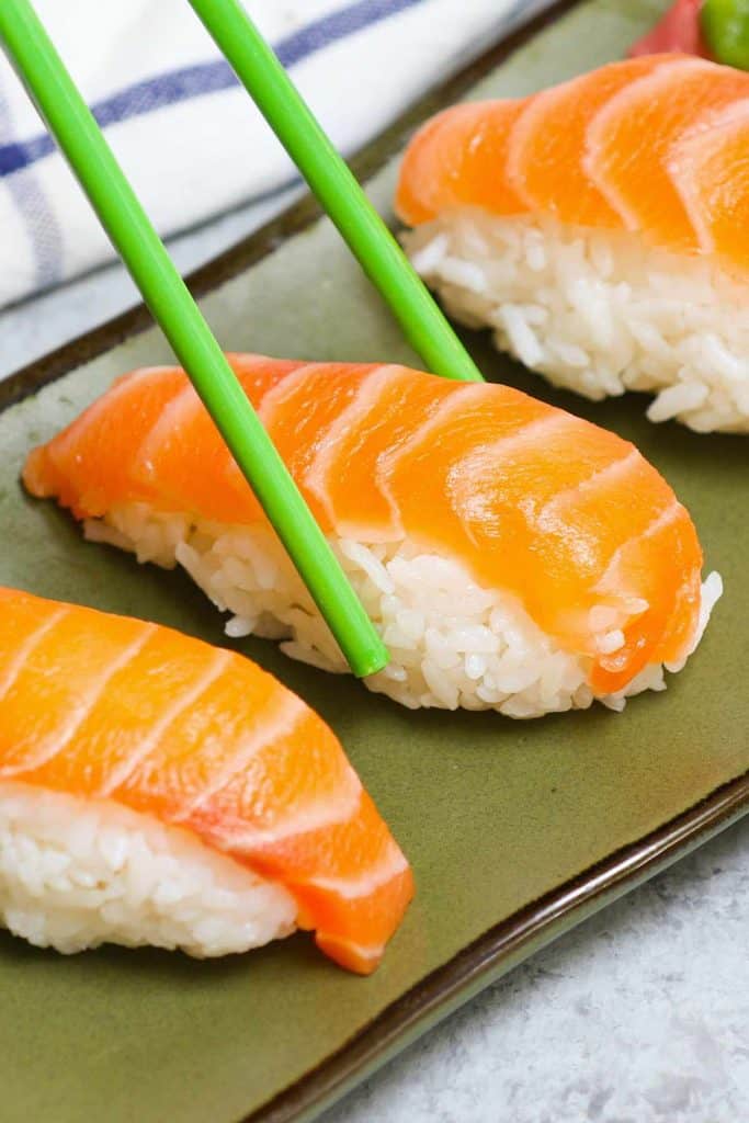 how to make spicy salmon sushi