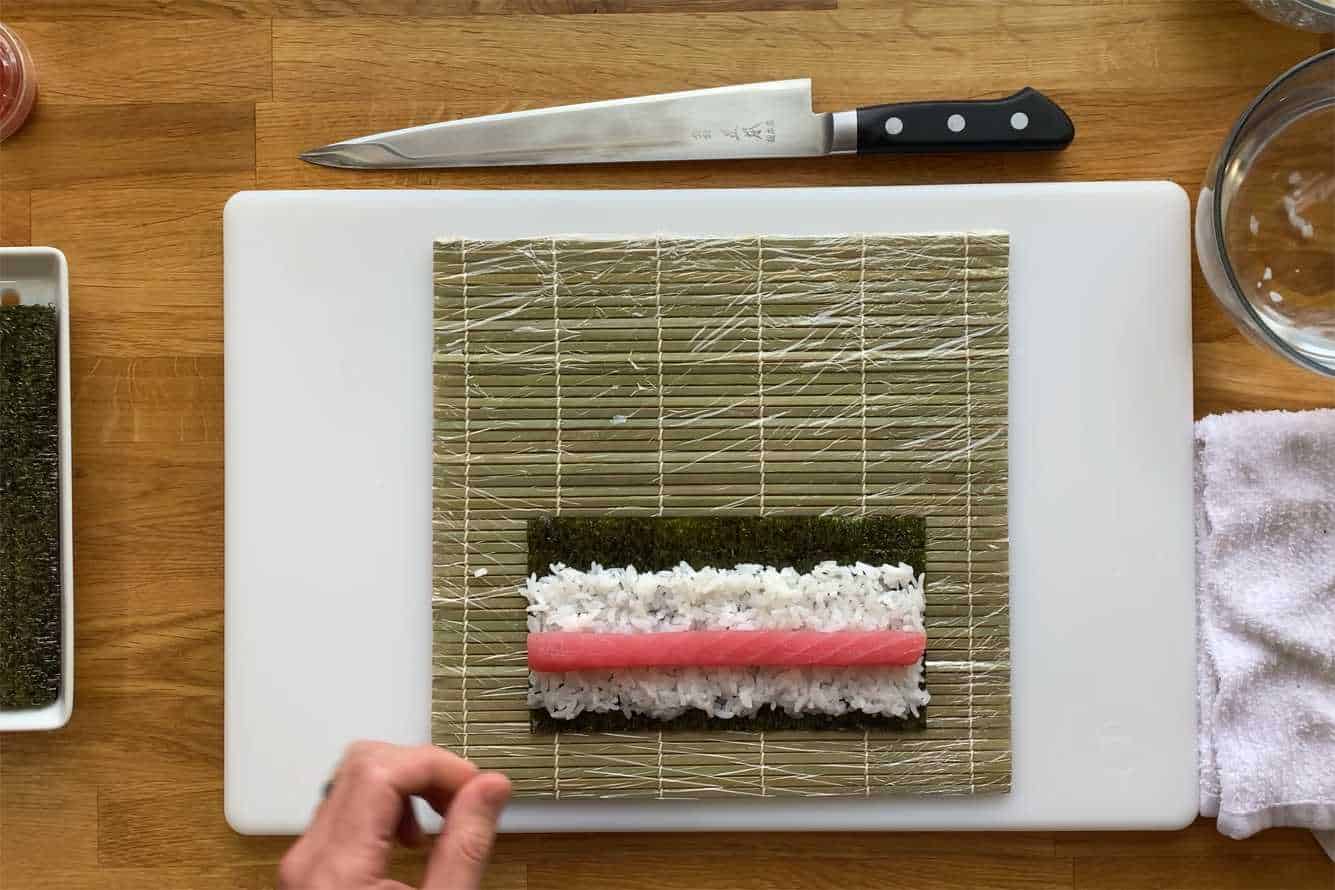 how to roll a sushi roll