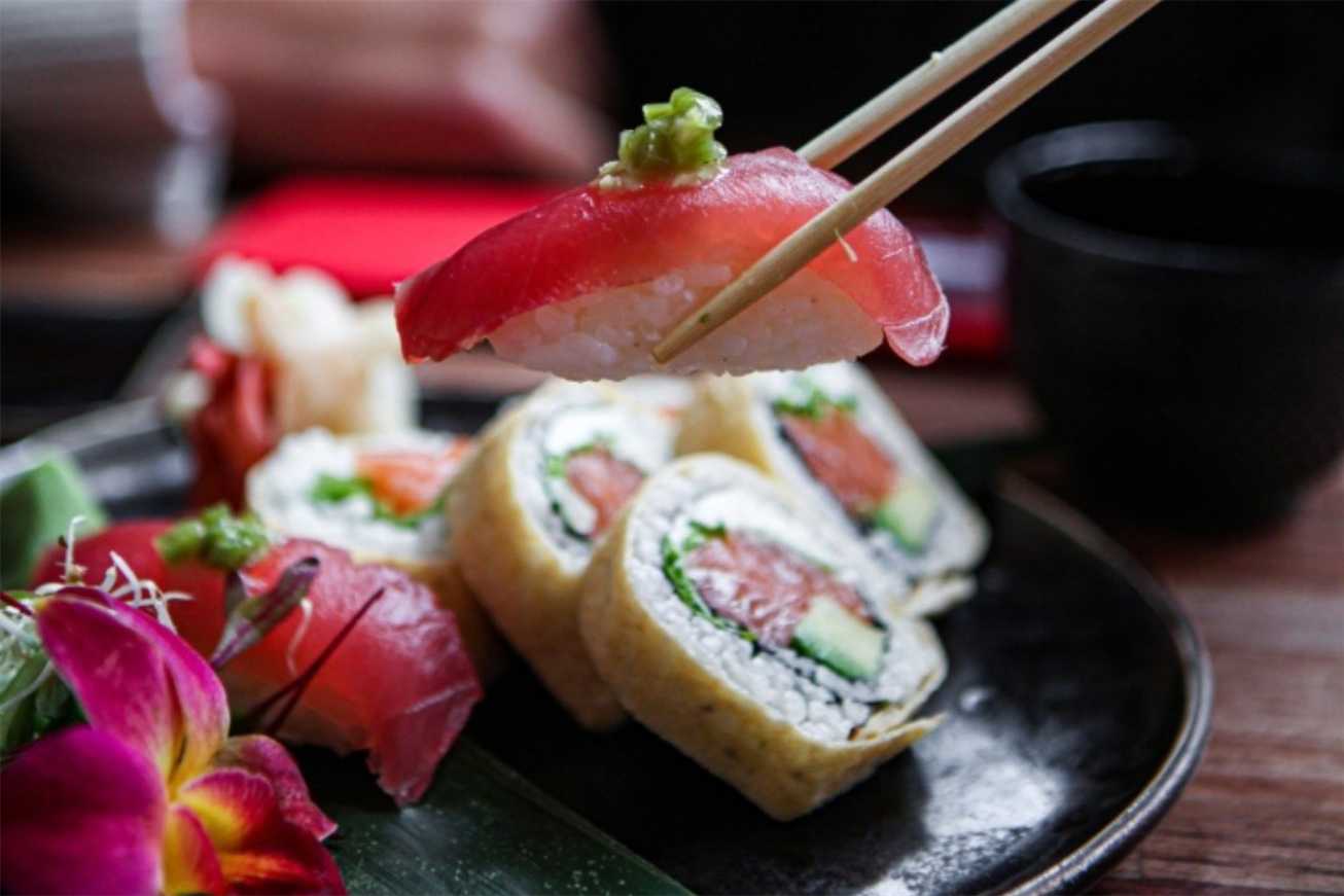 proper way to eat sushi