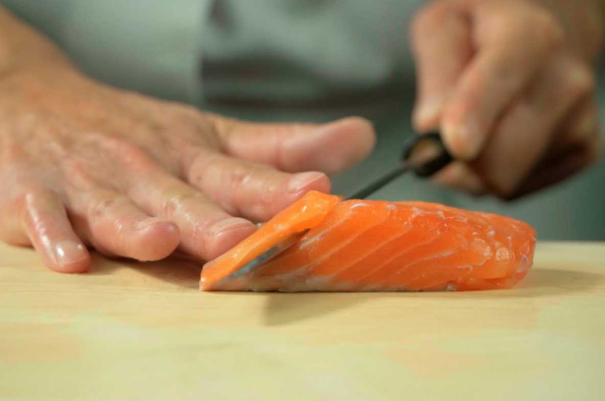 how to prepare salmon for sushi